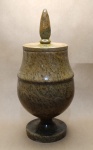 Recipiente Decorativo em Pedra-Sabão Peça sofisticada e exclusiva feita em pedra-sabão, conhecida por sua resistência e beleza natural. Design arredondado com tampa pontiaguda, ideal para decoração, coleções ou ambientes zen.