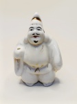 Estatueta Decorativa em Cerâmica  Figura Mística com Acabamento DouradoPeça vintage e artesanal em cerâmica branca com detalhes dourados, representando figura humana com chapéu pontudo e expressão simbólica. Ótima opção para colecionadores, decoração temática ou quem aprecia arte cerâmica de estilo folclórico.