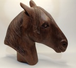 Escultura de Cabeça de Cavalo em Madeira  Arte, Elegância e RealismoRealce sua decoração com esta impressionante escultura de madeira representando a cabeça de um cavalo. Entalhada com perfeição e acabamento polido, a peça exibe olhos, narinas e orelhas detalhadas, destacando o talento artesanal e os veios naturais da madeira.