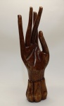 Escultura de Mão em Madeira  Arte Minimalista com ExpressividadeAdicione originalidade à sua decoração com esta escultura artesanal de uma mão esculpida em madeira maciça. Com acabamento polido e traços realistas, a peça representa uma mão com os dedos estendidos, trazendo simbolismo, textura e estilo para qualquer ambiente.