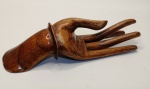 Escultura de Mão em Madeira  Arte Rústica com ExpressividadeDê um toque artístico e simbólico à sua decoração com esta escultura de mão entalhada em madeira maciça. Com acabamento polido e traços realistas, a peça destaca os veios naturais da madeira e transmite personalidade, estilo e significado. Características:- Material: Madeira maciça entalhada à mão- Design: Mão com dedos alongados e base firme- Acabamento: Polido, com textura suave e detalhes anatômicos- Cores: Tons terrosos e variações naturais da madeira- Dimensões: insira medidas- Peso: insira peso aproximado Ideal para ambientes internos como salas, escritórios, estúdios ou espaços criativos. A mão pode representar acolhimento, trabalho, espiritualidade ou arte  uma peça versátil e cheia de significado. Disponível para envio ou retirada local.Adquira essa obra única e transforme seu espaço com elegância e autenticidade! Faixa de Preço SugeridaCom base em esculturas similares no mercado brasileiro e internacional, o valor pode variar conforme o tamanho e o tipo de madeira:| Tipo de Peça | Valor Aproximado (R$) | | Pequena e simples | 120  180 | | Média com bom acabamento artesanal | 200  350 | | Grande ou feita com madeira nobre | 400  600+ | A sua peça parece bem trabalhada e com acabamento polido, então uma faixa entre R$ 250 e R$ 400 seria justa e competitiva.Se quiser, posso te ajudar a montar o título do anúncio, hashtags para redes sociais ou adaptar o texto para OLX, Mercado Livre ou Instagram. Vamos deixar esse anúncio irresistível? 