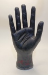 Escultura de Mão "Nightmare 3"  Arte Sombria com Impacto VisualExplore o universo da arte conceitual com esta escultura em formato de mão humana, com acabamento escuro e textura rústica. Com inscrição em vermelho Nightmare 3 na base, a peça carrega um ar misterioso e sombrio, ideal para compor decorações alternativas, temáticas ou coleções com estética gótica.