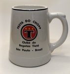 Caneca Comemorativa  Festa do Chopp  Clube de Regatas Tietê  São Paulo, BrasilCelebre a tradição com esta caneca especial da Festa do Chopp, evento realizado pelo Clube de Regatas Tietê. Fabricada em cerâmica com borda preta e logotipo vibrante impresso, essa peça é perfeita para colecionadores e amantes da cultura festiva paulistana.