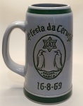 Caneca Comemorativa  Lions Clube Tupi Paulista  Casa da CriançaUma peça rara e cheia de significado! Esta caneca oficial do Lions Clube de Tupi Paulista é feita em cerâmica, com acabamento esmaltado branco e detalhes em verde. No centro, o logotipo do clube é realçado por dois leões e a letra L, com inscrição alusiva à Casa da Criança  indicando sua participação em eventos sociais ou beneficentes.