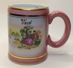 Caneca Vintage Vovó  Cerâmica Decorativa com Pintura RomânticaCelebre o carinho e a tradição com esta charmosa caneca de cerâmica com alça e bordas em tom rosado e detalhes dourados. A peça apresenta uma cena pintada à mão com dois personagens em vestimentas de época, em um jardim bucólico  ideal como presente afetivo ou item decorativo para ambientes acolhedores.