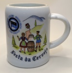 Caneca Vintage  Festa da Cerveja  Esporte Clube Pinheiros  São PauloCelebre a tradição cervejeira com esta caneca exclusiva da Festa da Cerveja promovida pelo Esporte Clube Pinheiros. Com ilustração colorida em estilo tradicional germânico, a peça retrata personagens com trajes típicos ao lado de um barril marcado 1960, cercados por montanhas, pinheiros e arquitetura alpina  tudo isso em uma charmosa composição que resgata o espírito festivo e cultural do evento.