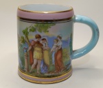PORCELANA Dom Pedro 541-  caneca em porcelana esmaltada nacional de coleção representando cenas galantes em tom rosa e azul bebê, possui realces e frisos dourados marca de sua manufatura em sua base. Primeira metade do séc XX