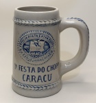 Caneca Comemorativa  Comissão do Carnaval  Tatuí 1968Uma peça histórica e cheia de identidade cultural! Esta caneca de cerâmica celebra a tradição carnavalesca de Tatuí/SP, homenageando a Comissão do Carnaval e o espírito festivo da República dos Estados Unidos do Brasil. Com inscrições em azul e bordas decoradas com padrão trançado, ela é um verdadeiro símbolo da celebração popular.