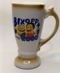 Caneca Comemorativa  BIXOPP 4  USP  Ano 2000Celebre a energia dos calouros e a tradição universitária com esta caneca oficial do evento BIXOPP 4  2000, promovido pelo Centro Acadêmico da USP. Com arte divertida e cores vibrantes, a peça homenageia o espírito estudantil e os encontros marcantes da vida acadêmica.