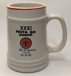 Caneca Comemorativa  XXXI Festa do Chopp  Clube de Regatas Tietê  28/10/1995Brinde à tradição com esta caneca vintage oficial da 31ª Festa do Chopp, realizada pelo tradicional Clube de Regatas Tietê, em São Paulo. A peça celebra o encerramento da edição festiva de 1995, marcada para o dia 28 de outubro daquele ano.