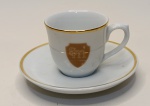Conjunto de Porcelana  Xícara e Pires com Detalhes Dourados  Brasão "SM"Eleve a sofisticação da sua coleção com este elegante conjunto de porcelana branca composto por xícara e pires com acabamento em dourado. A peça apresenta brasão central com as letras SM em estilo clássico, ideal para composições vintage, louçarias refinadas ou decoração temática.