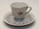 Conjunto de Porcelana Floral  Xícara e Pires com Detalhes em OuroEncante-se com este delicado conjunto de porcelana composto por xícara e pires, decorados com flores em tons de rosa e folhas verdes. Os detalhes são realçados por acabamento dourado na borda  um toque de elegância e sofisticação que valoriza qualquer ambiente.