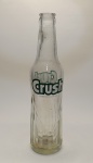 Garrafa Vintage de Vidro  Crush 290 ml  Design Clássico e ColecionávelAdicione um toque retrô à sua coleção com esta autêntica garrafa de vidro da marca Crush. Com capacidade para 290 ml, o modelo apresenta textura decorativa na parte superior e um padrão de linhas verticais na base, trazendo o charme das embalagens antigas que marcaram gerações.
