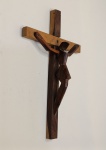 Crucifixo Artesanal em Madeira  Design Minimalista e EspiritualidadeAdorne seu espaço com este crucifixo exclusivo, entalhado em madeira maciça com dois tons contrastantes: a base vertical em madeira escura e a barra horizontal em tom mais claro. A figura de Jesus Cristo é representada em estilo minimalista, com formas angulares e expressão serena  uma peça que une fé, arte e sofisticação.