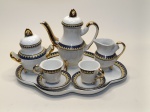 Conjunto Miniatura de Chá em Porcelana  Azul e Ouro  Decoração ClássicaEncante-se com este elegante conjunto de chá em porcelana miniatura, ideal para colecionadores e amantes de peças decorativas refinadas. A composição inclui bule, açucareiro, leiteira, duas xícaras com pires e uma bandeja decorativa  todos em porcelana com detalhes em azul profundo e acabamento dourado.