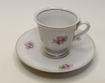 Conjunto de Porcelana com Motivo Floral  Xícara e Pires com Detalhes DouradosAdicione sofisticação à sua decoração com este elegante conjunto de porcelana composto por xícara e pires em tamanho real, decorados com flores em tons de rosa e branco, folhagens verdes e acabamento dourado nas bordas. Uma peça clássica e delicada, ideal para louçarias temáticas, aparadores românticos ou uso especial em ocasiões refinadas. Características:- Material: Porcelana esmaltada de alta qualidade- Estampa: Flores em rosa e branco com folhas verdes- Acabamento: Filetes dourados nas bordas da xícara e do pires- Peças inclusas: 1 xícara + 1 pires correspondente- Estilo: Romântico, vintage e decorativo- Dimensões: inserir medidas em cm- Estado de conservação: novo/usado/em ótimo estado Ideal para mesas sofisticadas, coleções de porcelana, decoração clássica ou como presente especial com toque artístico. Disponível para envio ou retirada local.Garanta esta peça encantadora e traga requinte à sua coleção ou ambiente!Se quiser, posso sugerir uma faixa de valor estimada com base em peças semelhantes, ou te ajudar a montar o anúncio para OLX, Mercado Livre ou redes sociais. Vamos deixar tudo alinhado? 