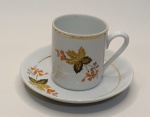 Conjunto de Xícara e Pires em Porcelana  Folhas de Outono com Detalhes DouradosCelebre a elegância das estações com este sofisticado conjunto de porcelana composto por xícara com alça e pires decorado com folhas em tons de amarelo, laranja e marrom. O acabamento em dourado nas bordas confere um toque refinado e atemporal  perfeito para quem aprecia charme clássico em peças decorativas ou louçarias especiais.