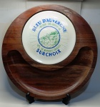 Bandeja decorativa para serviço de queijos em madeira com peça central em porcelana branca com inscrição remetendo à típico queijo da região AUVERNE - nos Alpes Franceses.