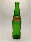 Garrafa Vintage Schincariol  Colecionável Autêntico dos Anos 90 Adicione um item clássico à sua coleção com esta garrafa original da Schincariol, famosa marca brasileira de refrigerantes. Produzida em vidro verde com rótulo amarelo e detalhes em vermelho, essa peça destaca-se pela estética retrô e pelo charme nostálgico.