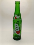 Garrafa Vintage 7UP  Clássico Refrescante dos Anos 80/90 Adicione autenticidade à sua coleção com esta icônica garrafa de 7UP, feita em vidro verde com o emblemático rótulo vermelho e branco. Com capacidade de 284ml, ela traz o charme nostálgico da época em que refrigerante vinha em vidro e estilo era prioridade.