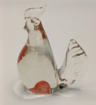 Escultura em Vidro  Galo Artístico com Acabamento Colorido Peça única e cheia de personalidade! Esta bela escultura em formato de galo foi confeccionada em vidro transparente, com detalhes internos em vermelho e branco que realçam o formato da crista, bico e cauda. Um exemplo de artesanato em vidro que mistura delicadeza e força simbólica.