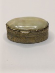 Porta-Joias Vintage em Pedra com Detalhes Dourados  Elegância Atemporal Um verdadeiro tesouro decorativo! Este refinado porta-joias em formato oval é confeccionado em pedra polida, com acabamento dourado em relevo floral que confere sofisticação e charme retrô. Ideal para guardar joias delicadas ou decorar com estilo. Características:- Material: Pedra polida (possivelmente jade ou mármore)- Detalhes: Arabescos florais em metal dourado- Formato: Oval com tampa removível- Estilo: Vintage / Oriental / Decorativo- Uso: Porta-joias, peça de coleção ou presente especial Peças similares estão disponíveis em plataformas como Elo7, Enjoei, Mercado Livre e Shopee, com valores entre R$ 90 e R$ 350, dependendo do acabamento e raridade.Se quiser, posso te ajudar a definir um preço competitivo ou adaptar o texto para uma plataforma específica. Quer incluir medidas ou origem estimada? 