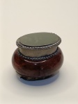  Porta-Joias em Pedra com Tampa Metálica  Elegância Esculpida! Descubra a beleza única desse porta-joias feito em pedra polida natural, com uma impressionante tampa metálica oval com detalhes em relevo. Uma peça marcante que combina durabilidade, estilo e refinamento  ideal para quem aprecia itens exclusivos e de presença.