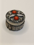  Luxo em Cada Detalhe  Porta-Joias Exclusivo Descubra a elegância atemporal do nosso porta-joias artesanal, com pedras vermelhas em destaque e acabamentos em metal prateado.Inspirado em símbolos do mar e do requinte clássico, este item é perfeito para quem valoriza beleza e sofisticação.