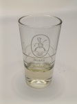  Copo DUBAR Bebidas Finas  Item Raro de Colecionador Apresente elegância à sua coleção com este copo exclusivo da renomada marca DUBAR. Produzido em vidro transparente, a peça exibe o logotipo Grande Marca e a inscrição Bebidas Finas, conferindo autenticidade e valor histórico