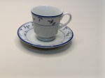  Peça de Coleção  Porcelana Schmidt  Xícara com Pires Decorado Apresentamos uma raridade para colecionadores e amantes da arte em porcelana:Conjunto composto por xícara e pires da renomada Porcelana Schmidt, em porcelana branca com delicados ramos florais em azul e bordas ricamente trabalhadas. Design clássico que remete à tradição europeia Decoração pintada com elegância e precisão Borda com acabamento refinado em relevo Estado de conservação impecável Ideal para composição de ambientes vintage ou inclusão em acervos particulares. Item disponível em leilão único. Uma oportunidade rara.Se quiser adaptar para um estilo mais poético, direto ou comercial, posso criar variações. Também posso incluir valor inicial, data de leilão ou formas de envio, se precisar! 
