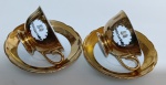Edição Comemorativa  Conjunto de Xícaras Bodas de Ouro Celebre o amor duradouro com este magnífico conjunto de xícaras em porcelana decoradas com acabamento dourado. Uma peça especial feita para marcar os 50 anos de união  as tradicionais Bodas de Ouro.