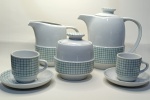 Conjunto de Porcelana com Estampa Verde  Elegância Natural para Sua Mesa Encante com charme e funcionalidade! Este refinado conjunto inclui xícaras, pires, açucareiro, leiteira e bule, todos em porcelana branca com estampa quadriculada verde  um visual clean e acolhedor para servir com estilo.
