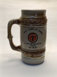 Caneca de Cerâmica  XXIII Festa do Chopp 1987  Clube de Regatas TietêUma peça histórica e autêntica da tradicional Festa do Chopp realizada em 24 de outubro de 1987 pelo renomado Clube de Regatas Tietê. Esta caneca de cerâmica apresenta acabamento em relevo com detalhes de folhas e alça decorada, além do logotipo exclusivo do evento em vermelho e preto.