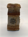 Caneca de Cerâmica  Lembrança da Choperia, Frios e Vinhos Tayo e TeyoCelebre os sabores e memórias com esta charmosa caneca de cerâmica estampada com a frase: Vinho Quente  Lembrança da Choperia, Frios e Vinhos Tayo e Teyo.
