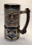 Caneca de Cerâmica Estilo Tiki  Design Étnico EsculpidoCaneca Comemorativa  1ª Festa da Cerveja da S.P.T.  1973Peça exclusiva que celebra a primeira edição da tradicional Festa da Cerveja da Sociedade Paulista de Trote, realizada em 30 de setembro de 1973. A caneca de cerâmica apresenta design em relevo que imita madeira, com o logotipo oficial da S.P.T.: um cavalo puxando uma charrete, inserido em uma ferradura  símbolo de tradição e identidade.