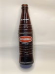 Garrafa Vintage  Guaraná Brahma  300 ml  Circulação 19881994Peça autêntica da história das bebidas brasileiras, esta garrafa de Guaraná Brahma em vidro âmbar com capacidade de 300 ml foi amplamente comercializada entre os anos 1988 e 1994, período em que esse modelo com ranhuras horizontais e rótulo vermelho esteve em destaque no mercado nacional.