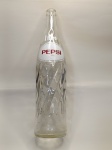 Garrafa Vintage  Pepsi 1 Litro  Circulação: Década de 1980Peça clássica da história dos refrigerantes, esta garrafa de Pepsi em vidro espiralado com capacidade de 1 litro foi amplamente comercializada durante a década de 1980, período marcado por forte presença da marca no mercado brasileiro e internacional.