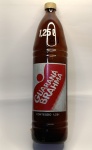 Garrafa Vintage  Guaraná Brahma  1,25 Litros  Circulação: Década de 1980Peça clássica da história dos refrigerantes brasileiros, esta garrafa de Guaraná Brahma em vidro âmbar com capacidade de 1,25 litros foi amplamente comercializada durante a década de 1980, período em que esse modelo com rótulo vermelho e cinza esteve presente nas prateleiras e mesas de todo o país.