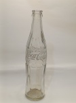Garrafa Vintage  Coca-Cola  Vidro 290 ml  Circulação: Década de 1980Ícone absoluto da cultura pop e do design de embalagens, esta garrafa de Coca-Cola em vidro transparente com capacidade de 290 ml foi amplamente comercializada no Brasil durante a década de 1980. O modelo apresenta o clássico logotipo da marca em relevo diretamente no vidro  símbolo de autenticidade e tradição.