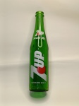 Garrafa Vintage  7UP  284 ml  Circulação: Década de 1980Peça clássica da história dos refrigerantes, esta garrafa verde de 7UP com capacidade de 284 ml foi amplamente comercializada no Brasil durante a década de 1980, período em que o design espiralado e o logotipo com ponto vermelho eram ícones da identidade visual da marca.