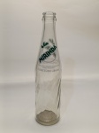 Garrafa Vintage  Mirinda  284 ml  Circulação: Década de 1980Peça clássica da história dos refrigerantes, esta garrafa de Mirinda em vidro transparente com capacidade de 284 ml foi amplamente comercializada no Brasil durante a década de 1980, período em que a marca se destacava com seu sabor cítrico e identidade vibrante.