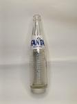 Garrafa Vintage  Fanta  290 ml  Circulação: Década de 1980Peça clássica da linha de refrigerantes da The Coca-Cola Company, esta garrafa transparente de Fanta com capacidade de 290 ml foi amplamente comercializada no Brasil durante a década de 1980, especialmente entre os anos 1985 e 1990. O modelo apresenta o tradicional rótulo branco com logotipo azul e inscrição MARCA REG., além de ranhuras horizontais na base  elementos típicos da estética retrô da época.