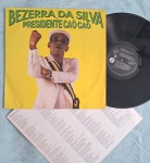 LP BEZERRA DA SILVA - PRESIDENTE CAÔ CAÔ C/ ENCARTE // CAPA CONFORME FOTOS // DISCO EM MUITO BOM ESTADO // PODE CONTER RISCOS QUE CAUSAM CHIADOS, RUÍDOS OU PULOS