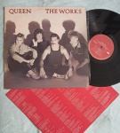 LP QUEEN - THE WORKS C/ ENCARTE // CAPA CONFORME FOTOS // DISCO EM MUITO BOM ESTADO // PODE CONTER RISCOS QUE CAUSAM CHIADOS, RUÍDOS OU PULOS