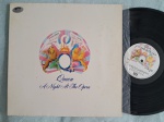 LP QUEEN - A NIGHT AT THE OPERA CAPA DUPLA // CAPA CONFORME FOTOS // DISCO EM MUITO BOM ESTADO // PODE CONTER RISCOS QUE CAUSAM CHIADOS, RUÍDOS OU PULOS