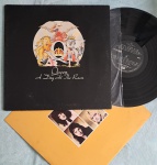 LP QUEEN - A DAY AT THE RACES CAPA DUPLA C/ ENCARTE // CAPA CONFORME FOTOS // DISCO EM MUITO BOM ESTADO // PODE CONTER RISCOS QUE CAUSAM CHIADOS, RUÍDOS OU PULOS