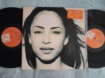 LP SADE - THE BEST OF SADE CAPA DUPLA // CAPA CONFORME FOTOS // DISCO EM MUITO BOM ESTADO // PODE CONTER RISCOS QUE CAUSAM CHIADOS, RUÍDOS OU PULOS