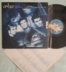 LP A-HA - STAY ON THESE ROADS C/ ENCARTE // CAPA CONFORME FOTOS // DISCO EM MUITO BOM ESTADO // PODE CONTER RISCOS QUE CAUSAM CHIADOS, RUÍDOS OU PULOS