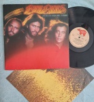 LP BEE GEES - SPIRITS HAVING FLOWN CAPA DUPLA C/ ENCARTE // CAPA CONFORME FOTOS // DISCO EM MUITO BOM ESTADO // PODE CONTER RISCOS QUE CAUSAM CHIADOS, RUÍDOS OU PULOS