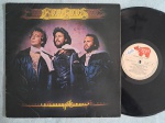 LP BEE GEES - CHILDREN OF THE WORLD // CAPA CONFORME FOTOS // DISCO EM MUITO BOM ESTADO // PODE CONTER RISCOS QUE CAUSAM CHIADOS, RUÍDOS OU PULOS